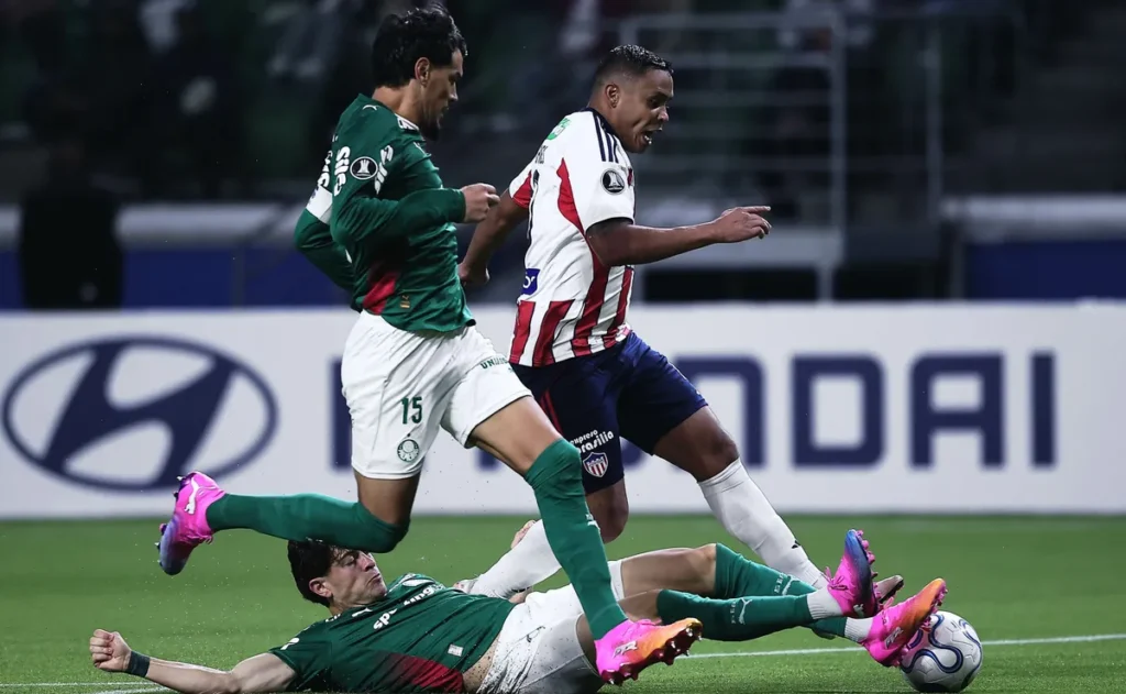 var-cancela-penalti-polemico-de-giay-em-palmeiras-x-junior