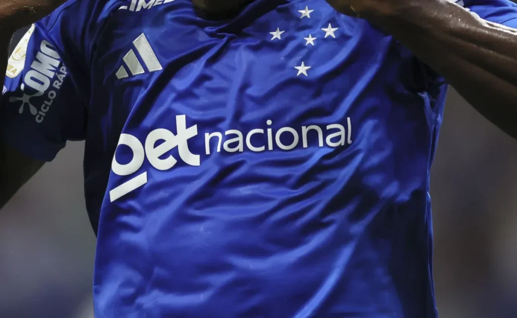 site-vaza-possivel-camisa-do-cruzeiro-inspirada-na-selecao-para-2026