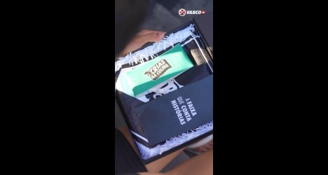 vasco-apresenta-bracadeira-de-capitao-que-sera-usada-pelas-categorias-de-base
