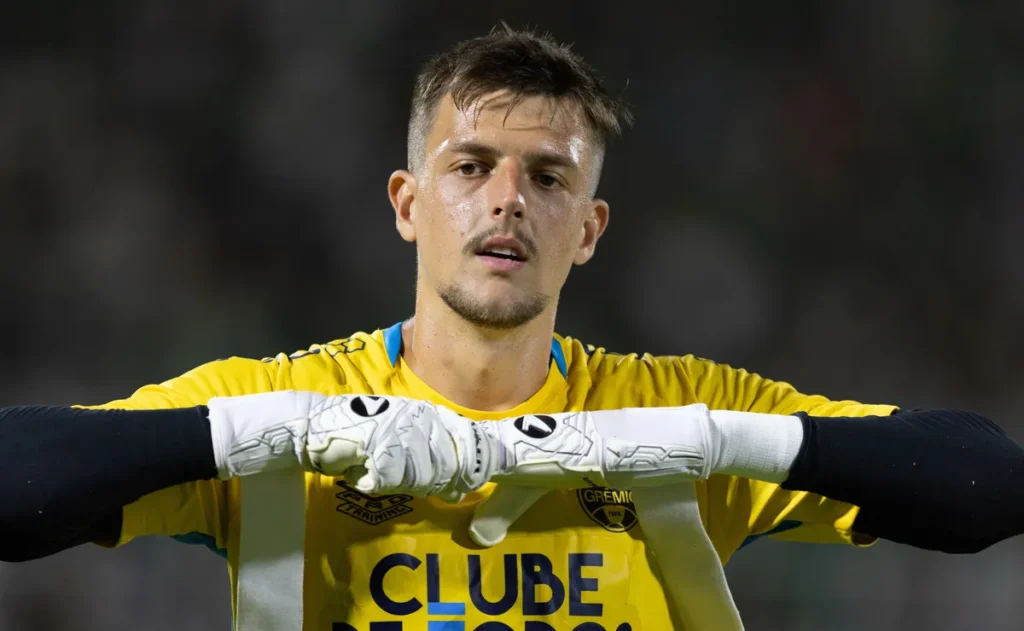 beltrame-e-expulso-apos-acabar-com-chance-clara-de-gol-e-gremio-perde-mais-uma-no-brasileirao