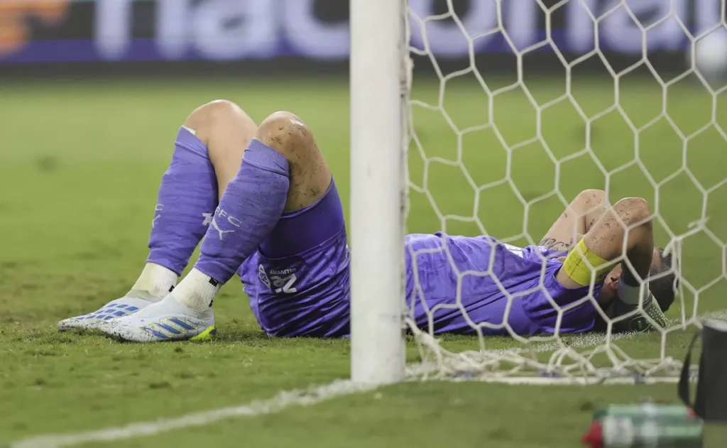lei-do-ex?-fabio-vira-protagonista-em-gol-de-empate-do-cruzeiro-com-o-fluminense