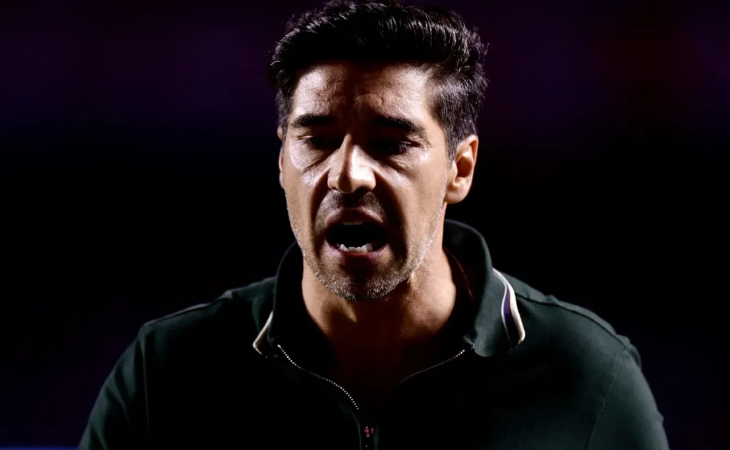 abel-ferreira-usa-o-flamengo-para-falar-da-arbitragem-apos-vitoria-polemica-do-palmeiras