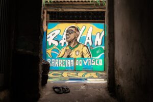barreira-do-vasco-e-pintada-para-a-copa-do-mundo-e-conta-com-homenagem-a-rayan;-veja-fotos