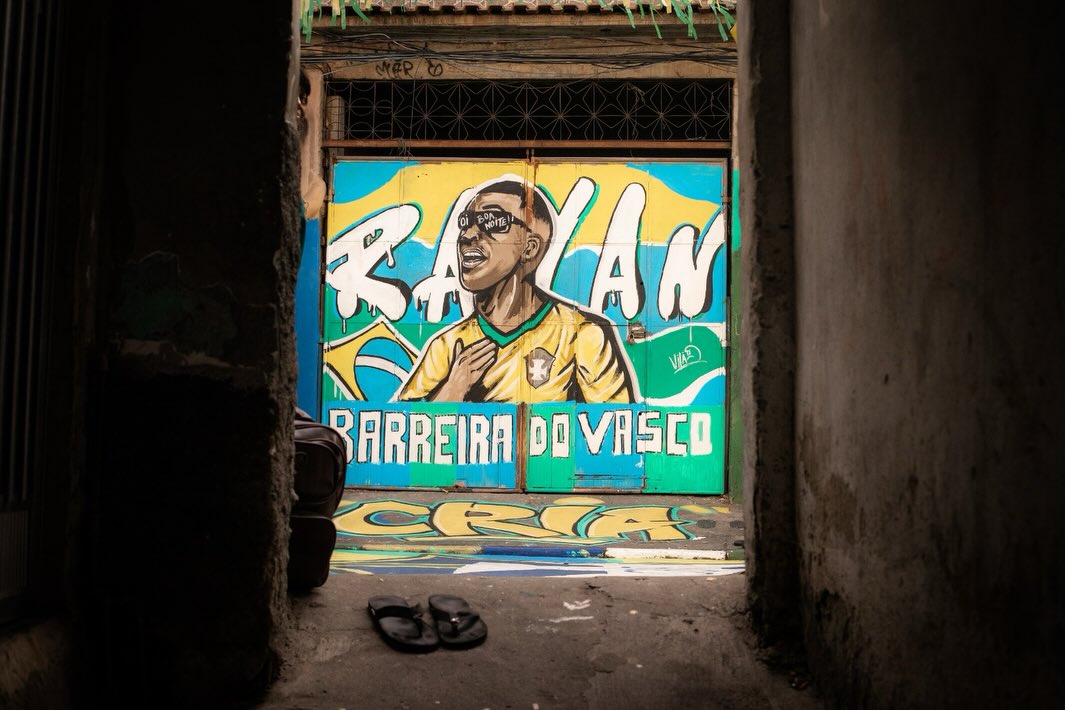 barreira-do-vasco-e-pintada-para-a-copa-do-mundo-e-conta-com-homenagem-a-rayan;-veja-fotos