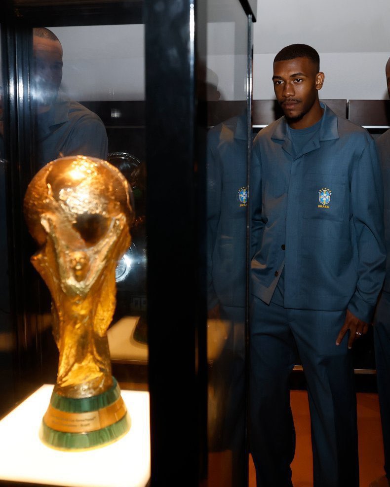 foto-de-rayan-olhando-para-a-taca-da-copa-do-mundo-no-museu-da-cbf-viraliza