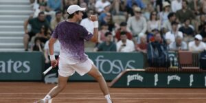 mensik-derruba-joao-fonseca-nas-quartas-em-roland-garros:-3-a-0