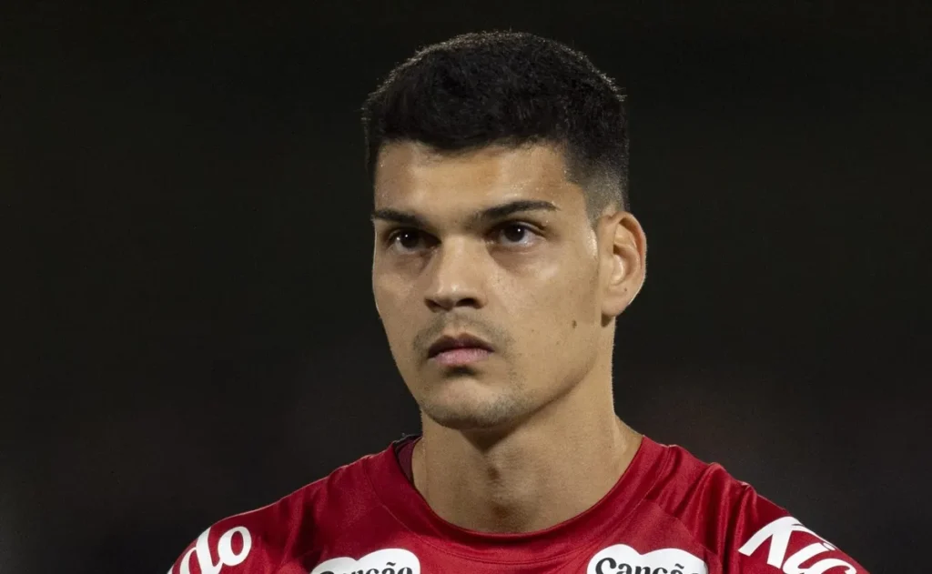 gabriel-brazao-cogita-sair-do-santos-e-vive-cenario-de-indefinicao-no-clube