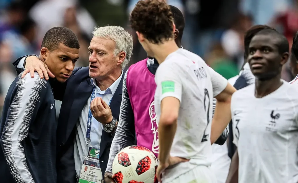 kante-nao-cumprimenta-mbappe-na-franca-e-video-viraliza-nas-redes-sociais