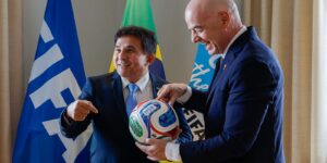 ministro-do-esporte-entrega-marco-regulatorio-da-copa-feminina-a-fifa
