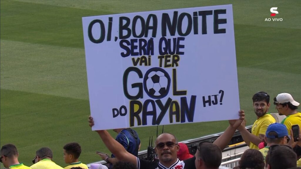 valkmar-leva-placa-em-homenagem-a-rayan-no-amistoso-entre-brasil-e-egito-em-cleveland