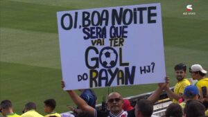 valkmar-leva-placa-em-homenagem-a-rayan-no-amistoso-entre-brasil-e-egito-em-cleveland