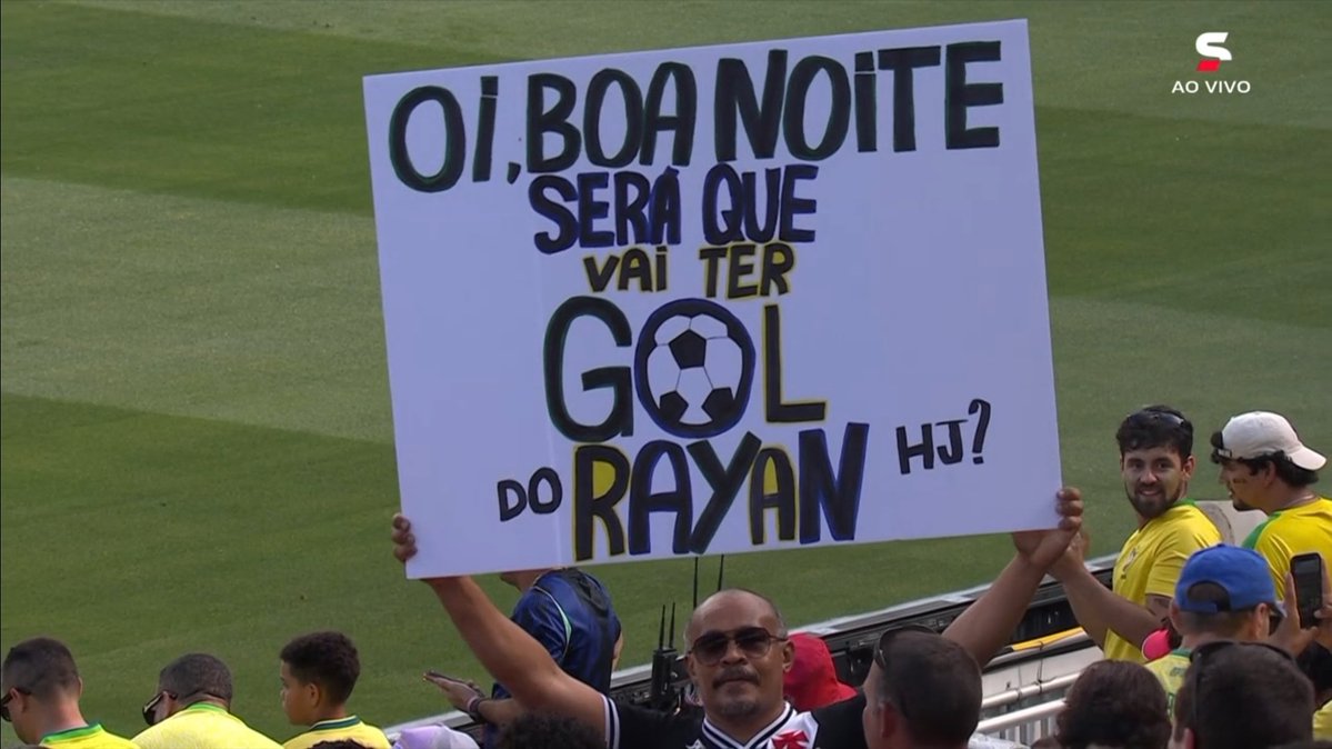 valkmar-leva-placa-em-homenagem-a-rayan-no-amistoso-entre-brasil-e-egito-em-cleveland