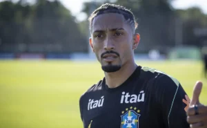 raphinha-pede-confianca-da-torcida-apos-vitoria-do-brasil-sobre-o-egito