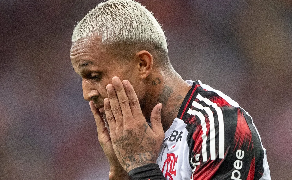 ex-flamengo,-wesley-e-flagrado-mancando-muito-apos-brasil-x-egito-e-eleva-risco-de-corte