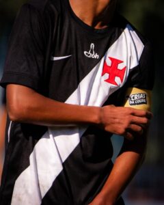 vasco-posta-fotos-das-faixas-de-capitao-usadas-por-jogadores-da-base