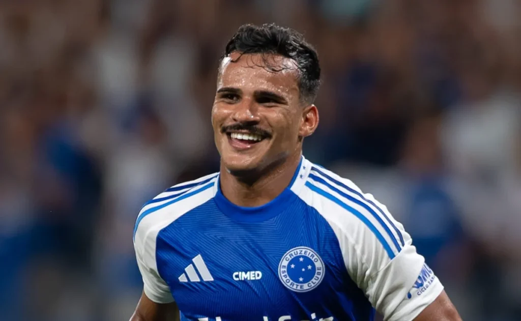 betis-quer-avancar-por-kaiki,-do-cruzeiro,-mas-aguarda-saidas-do-elenco-para-oficializar-proposta