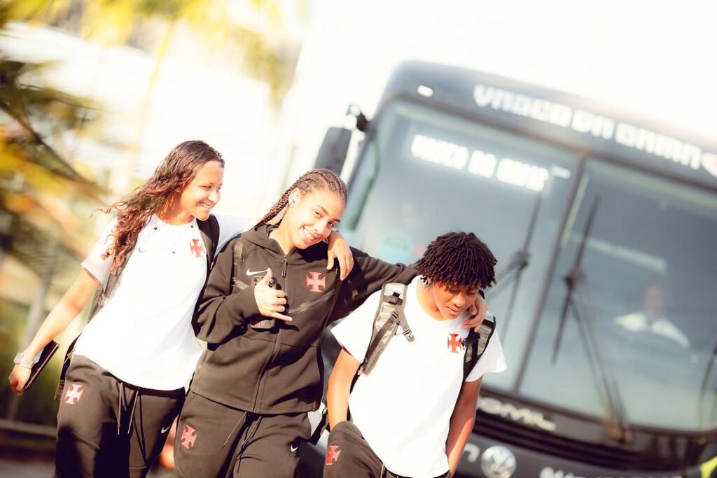 feminino-sub-17:-vasco-posta-fotos-da-chegada-das-jogadoras-ao-nivaldo-pereira