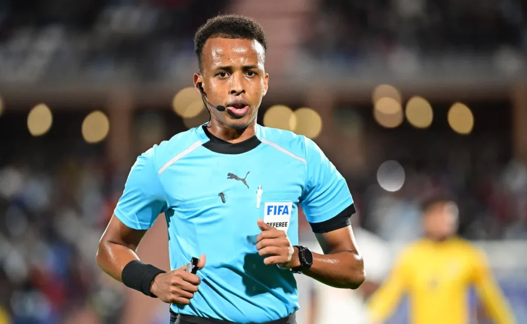 arbitro-da-somalia-barrado-na-copa-de-2026-apitara-supercopa-da-europa-entre-psg-e-aston-villa