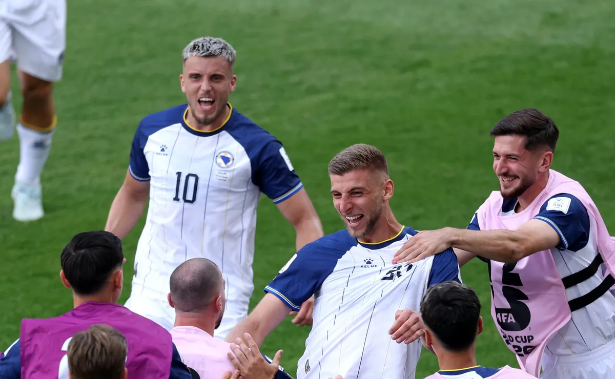 torcedora-da-bosnia-se-emociona-com-1o-gol-da-selecao-na-copa-do-mundo-e-viraliza-na-web
