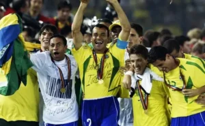 penta-com-a-selecao-brasileira,-ex-lateral-junior-demonstra-confianca-no-hexa:-“maior-de-todos”