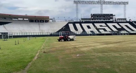 video-mostra-trabalho-de-manutencao-do-gramado-de-sao-januario