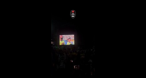 video-mostra-torcedores-cantando-o-hino-nacional-em-frente-a-sao-januario