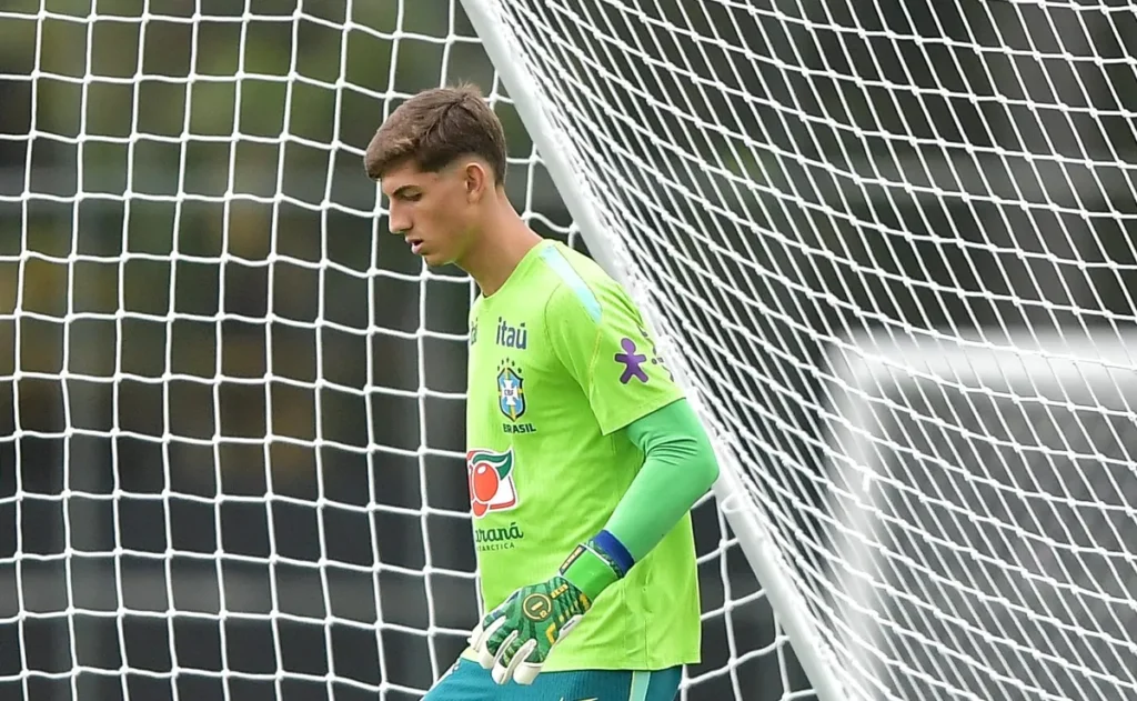 susto-na-selecao:-endrick-acerta-bolada-em-leo-nannetti,-que-passa-por-avaliacao