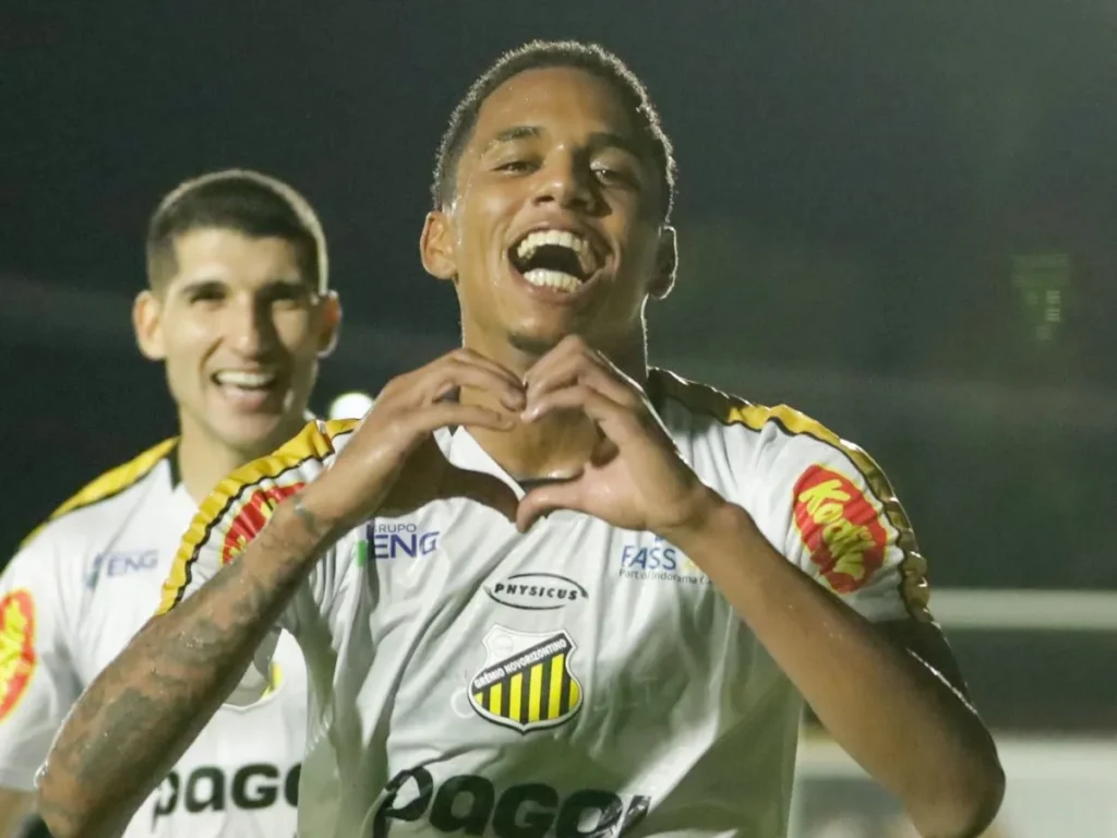 vasco,-santos-e-athletico-pr-disputam-a-contratacao-do-zagueiro-dantas,-do-novorizontino