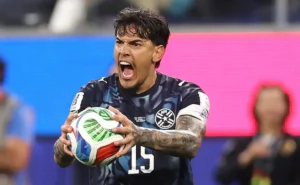 gustavo-gomez,-do-palmeiras,-tem-atuacao-heroica-em-turquia-x-paraguai-pela-copa-do-mundo