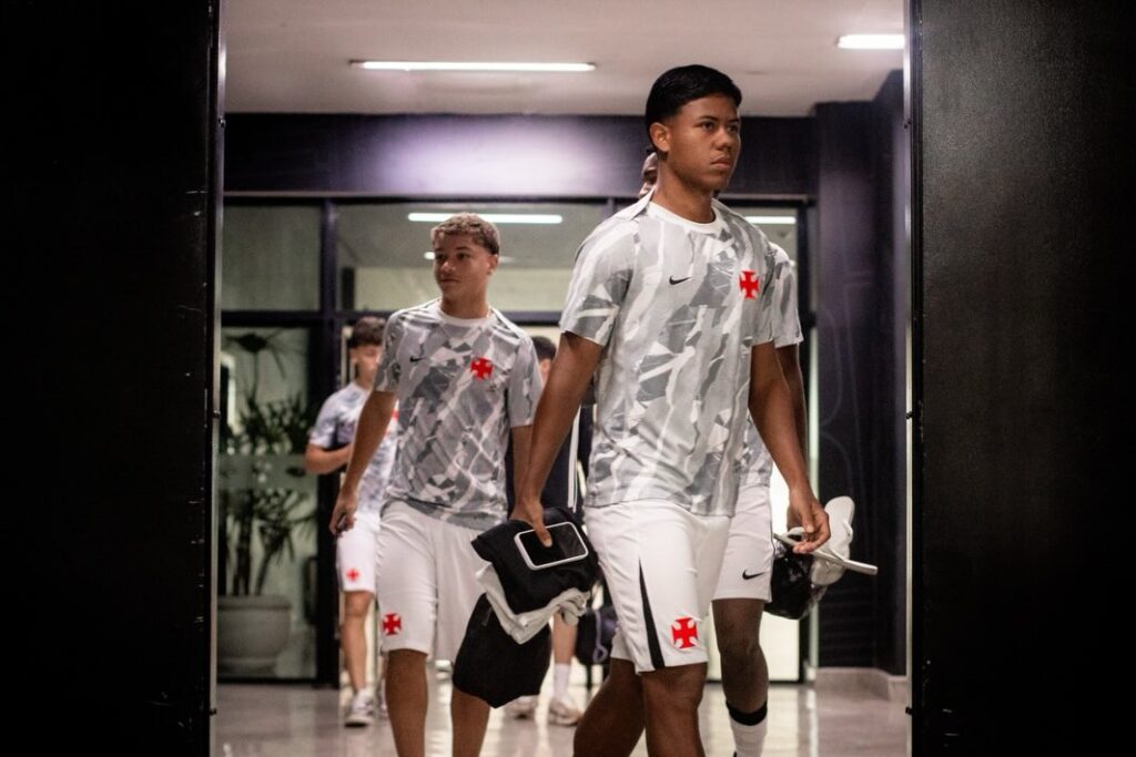sub-17:-vasco-posta-fotos-da-chegada-dos-jogadores-ao-engenhao