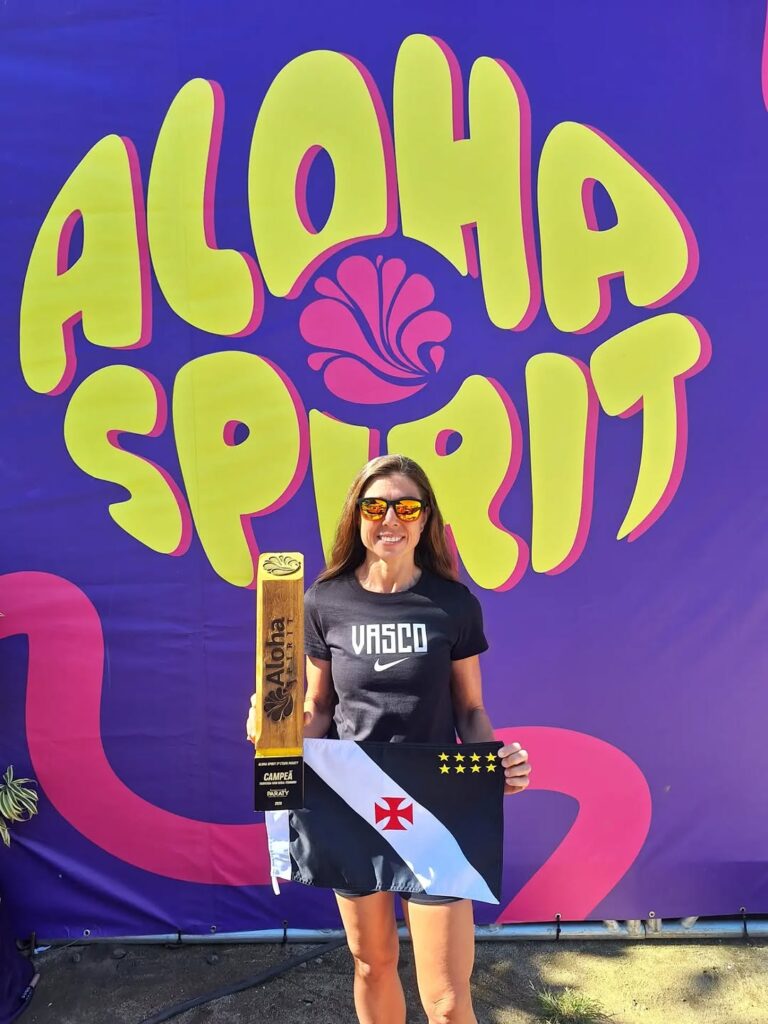 maratonas-aquaticas:-gloria-raizer-e-campea-da-travessia-de-5km-do-aloha-spirit-paraty