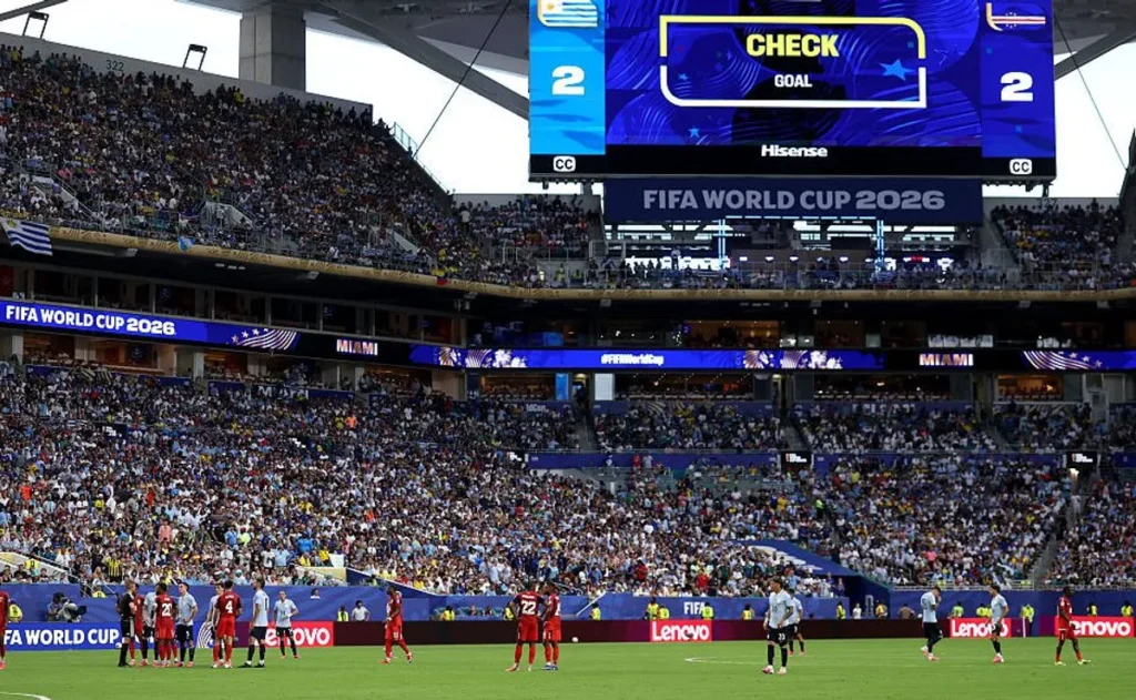 argentino-e-retirado-do-hard-rock-stadium-por-provocacoes-a-torcida-uruguaia-na-copa-do-mundo
