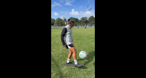 feminino:-vane-arce-responde-a-quiz-enquanto-faz-embaixadinhas;-veja-video
