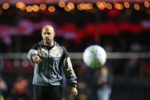 vasco-muda-de-estrategia-e-passa-a-priorizar-a-contratacao-de-um-treinador-estrangeiro