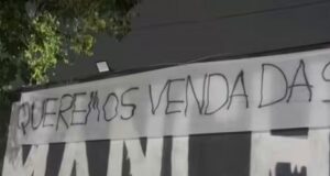 faixa-colocada-no-muro-em-frente-a-sao-januario-pede-a-venda-da-saf