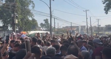 torcedores-fizeram-manifestacao-em-sao-januario-pela-venda-da-saf-e-em-apoio-a-pedrinho