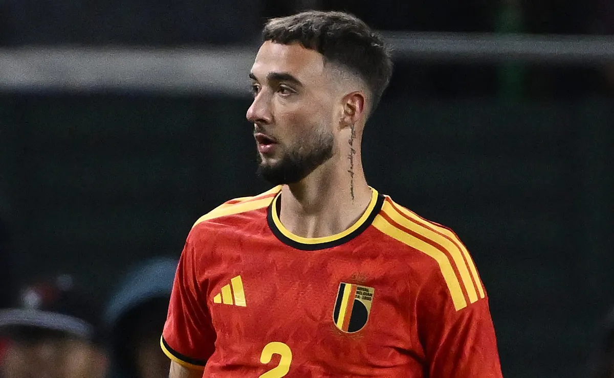 lesionado,-zagueiro-zeno-debast-vira-“garoto-da-agua”-para-ajudar-a-belgica-na-copa-do-mundo