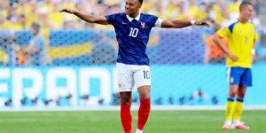 com-dois-gols-de-mbappe,-franca-despacha-suecia-e-avanca-as-oitavas