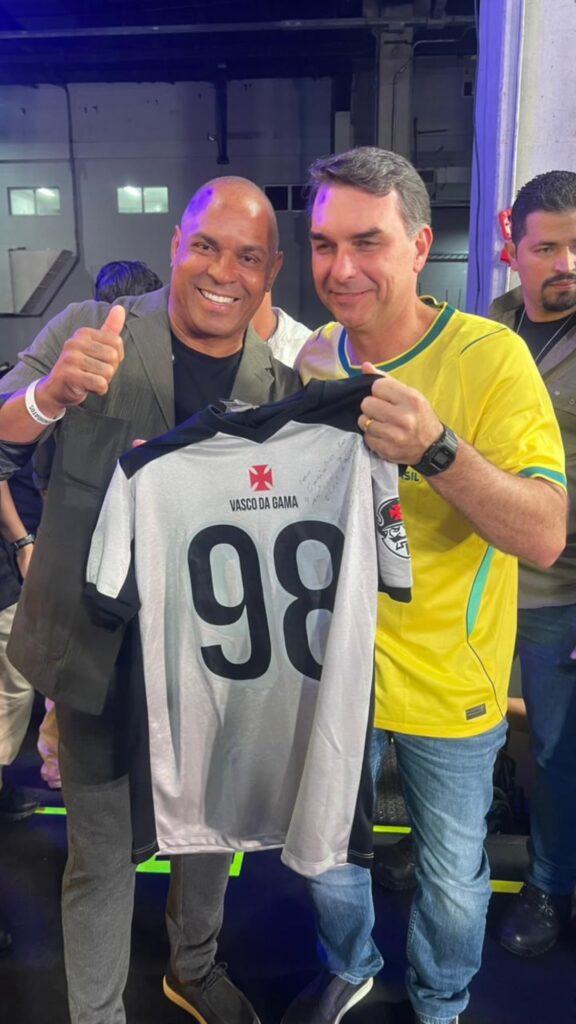 donizete-da-camisa-do-vasco-ao-senador-e-pre-candidato-a-presidente-flavio-bolsonaro