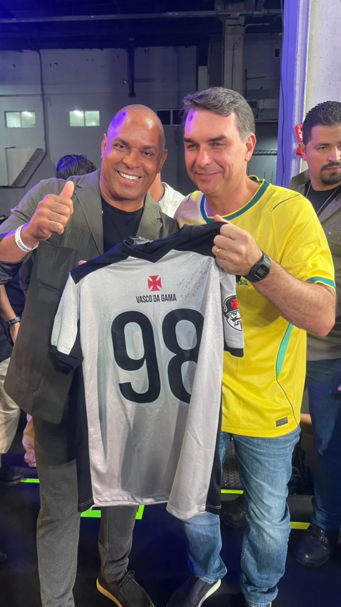 donizete-da-camisa-do-vasco-ao-senador-e-pre-candidato-a-presidente-flavio-bolsonaro