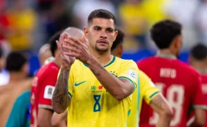 bruno-guimaraes-comparado-a-olise:-jornal-espanhol-projeta-superacao-de-recorde-de-pele