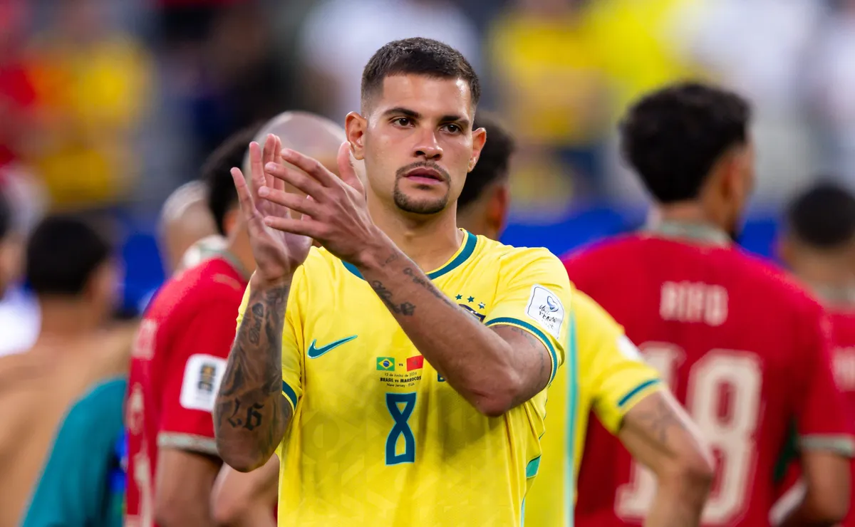 bruno-guimaraes-comparado-a-olise:-jornal-espanhol-projeta-superacao-de-recorde-de-pele