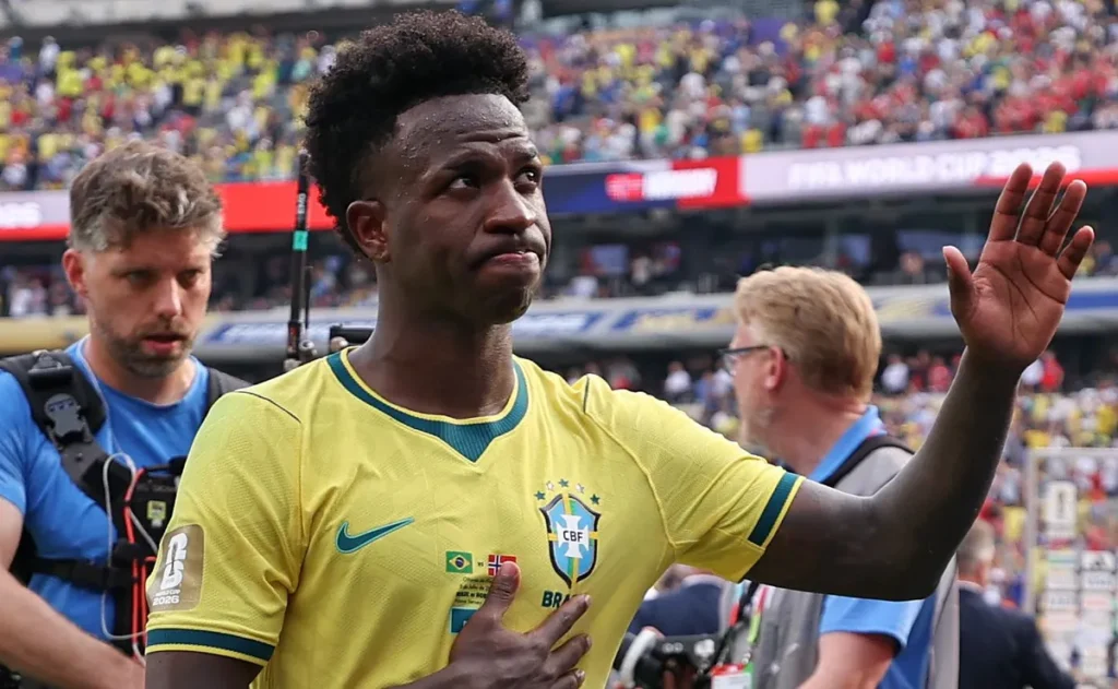 vini-jr-manda-recado-a-neymar-e-promete-recolocar-o-brasil-no-topo-apos-eliminacao-na-copa