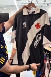 camisa-do-vasco-aparece-em-famosa-loja-de-nova-york