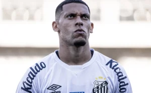 cuca-autoriza-e-santos-acerta-saida-de-alex-nascimento-a-ponte-preta-por-emprestimo