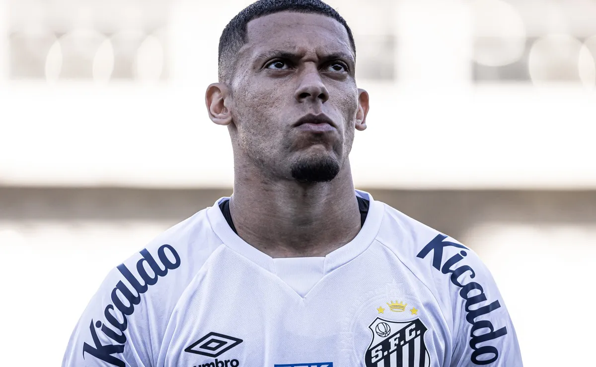 cuca-autoriza-e-santos-acerta-saida-de-alex-nascimento-a-ponte-preta-por-emprestimo