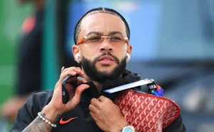 torcida-do-corinthians-aprova-saida-de-memphis-depay-apos-novela-no-fim-do-contrato:-“seria-bom”