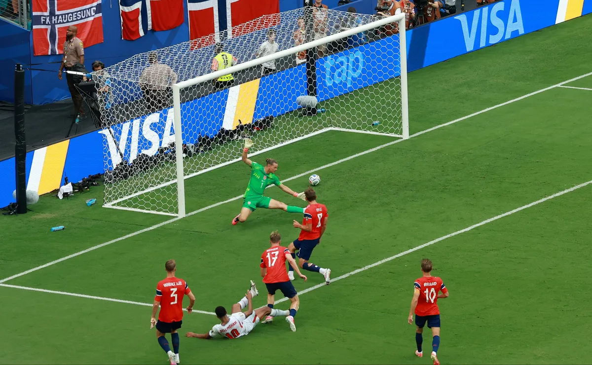 fifa-se-pronuncia-sobre-polemica-de-toque-em-gol-de-bellingham-em-inglaterra-x-noruega-na-copa