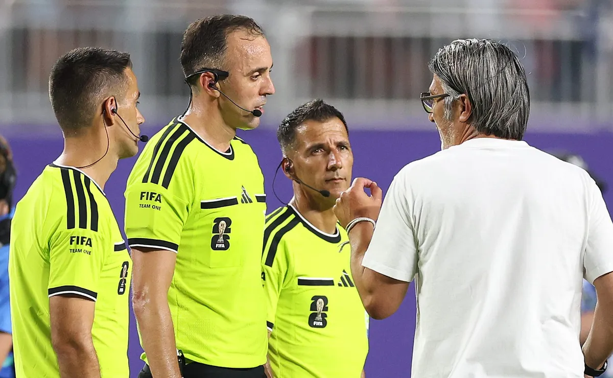 tecnico-da-suica-ve-erro-“inaceitavel”-da-arbitragem-por-expulsao-de-embolo-contra-a-argentina