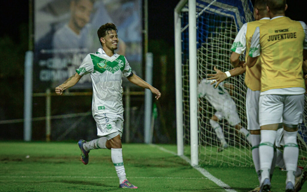 emprestado-pelo-vasco,-ray-breno-aposta-em-evolucao-no-juventude